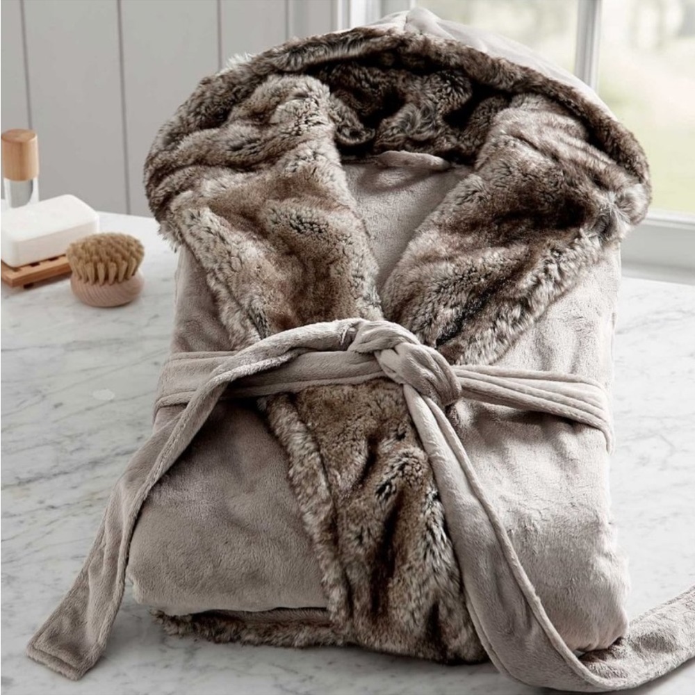 Medium Pottery Barn Faux Fur Ombré Belted Hooded Robe With Pockets